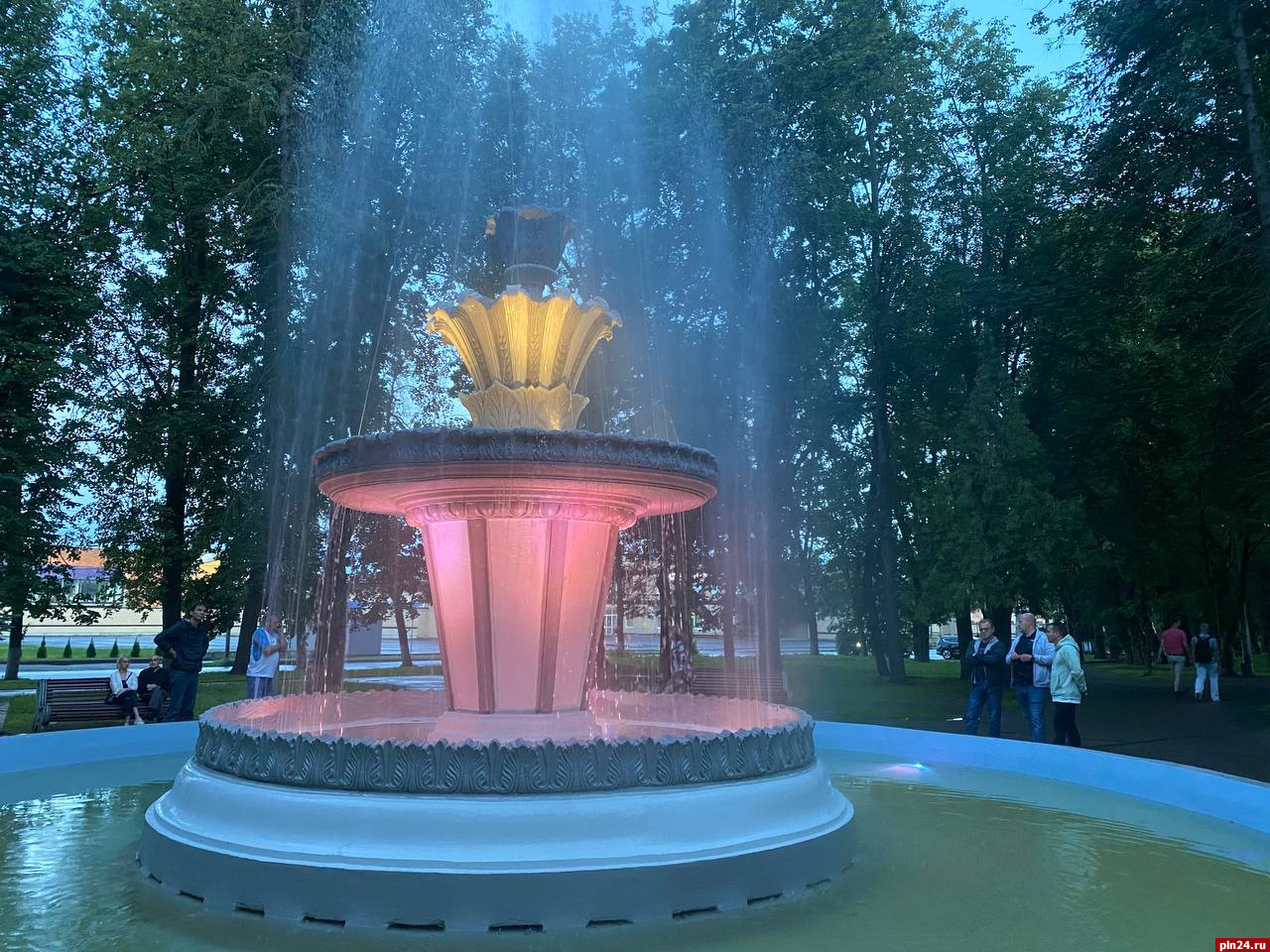 Обновленный фонтан в Пскове передали «Специализированной службе»