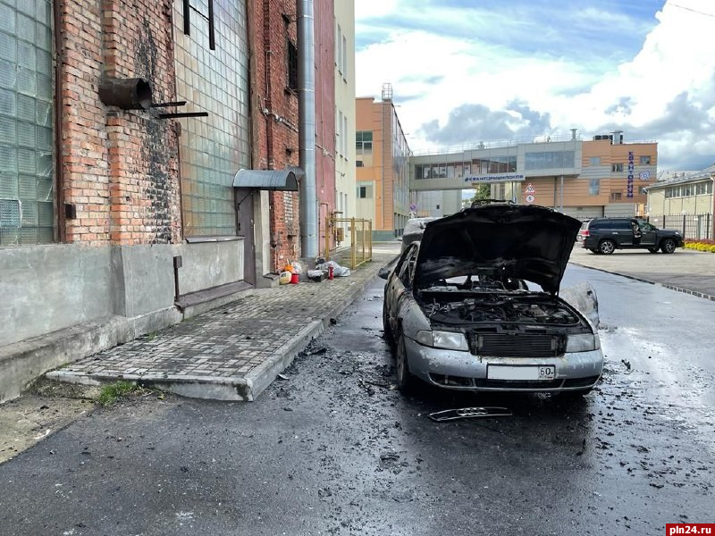 В Пскове на Октябрьском проспекте сгорел автомобиль