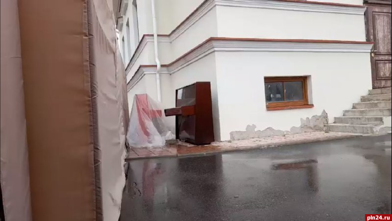 Интерактив: Фортепиано гибнет под дождем в Пскове