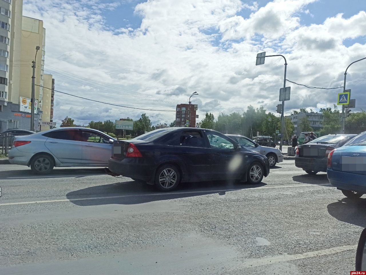 Два автомобиля столкнулись на Завеличье в Пскове