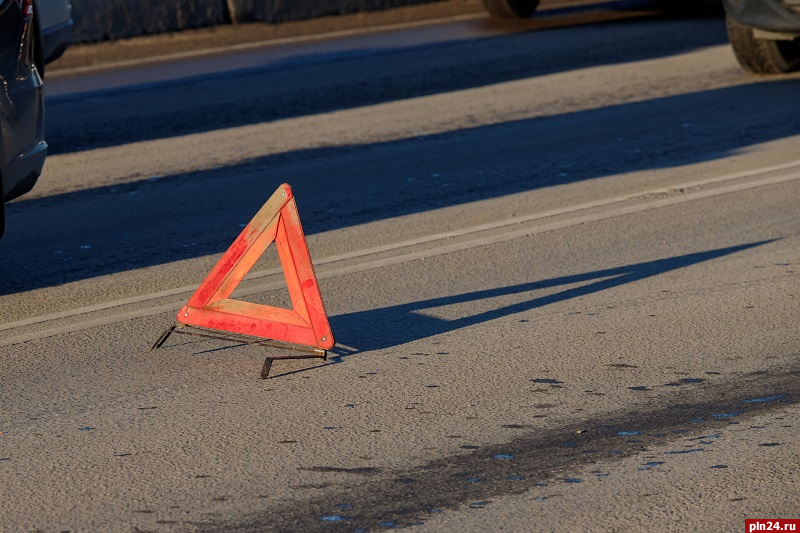 Автомобиль сбил пожилого водителя мопеда в Порховском районе