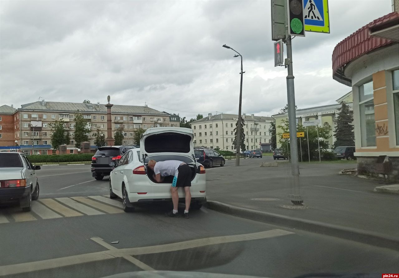 Два автомобиля столкнулись на площади Победы в Пскове