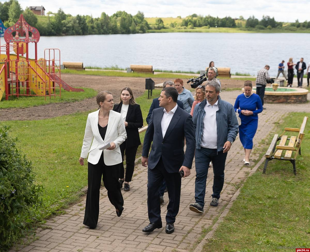 Виктор Остренко оценил благоустройство набережной озера Смолинское в Палкино