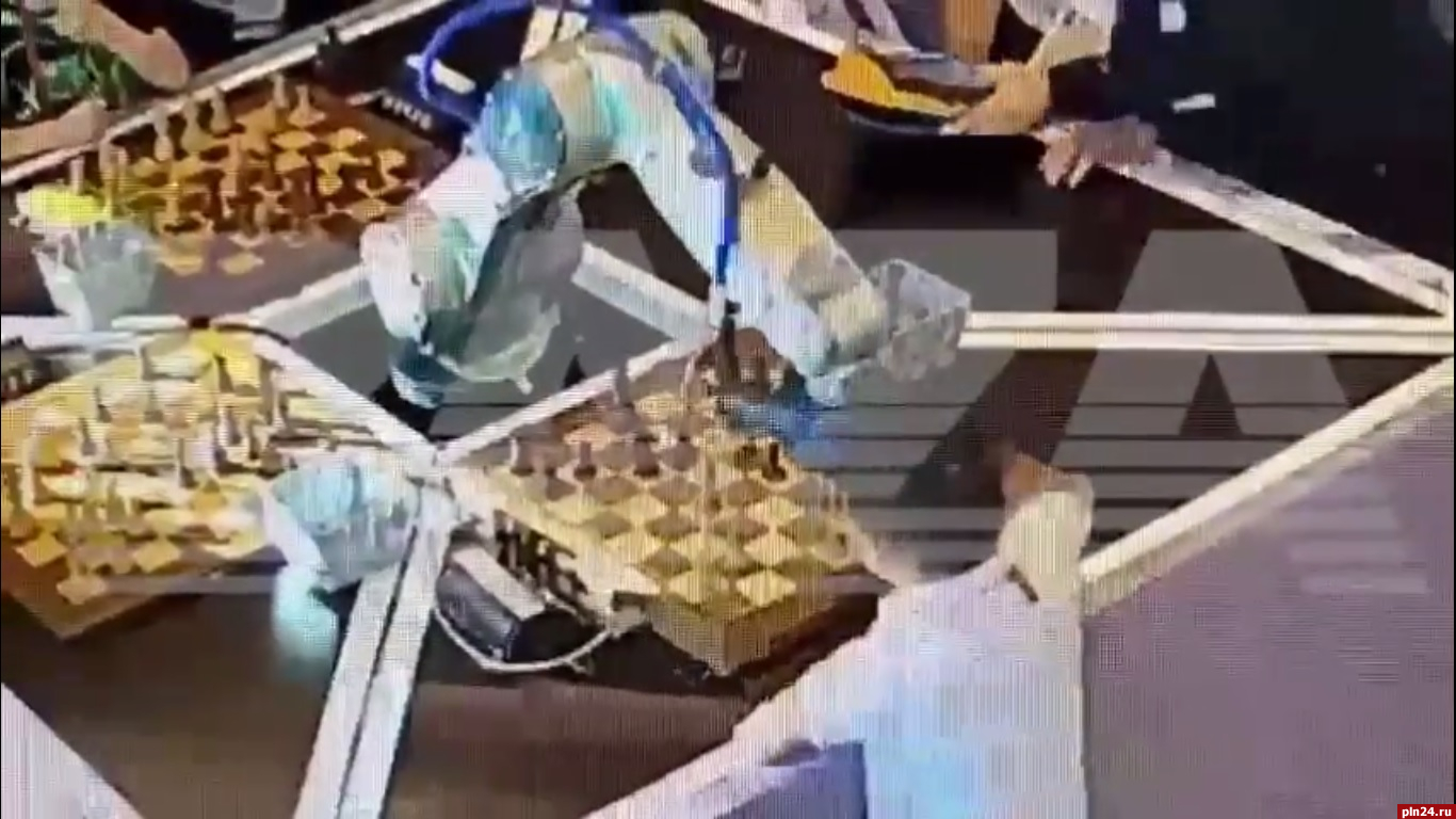 Шахматный робот сломал палец мальчику на турнире в Москве