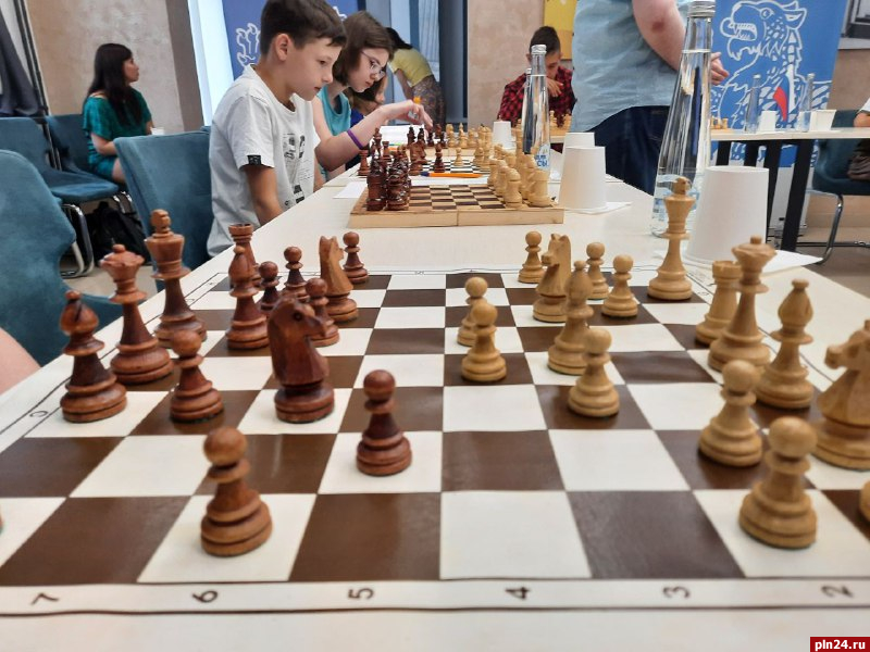 Сеанс одновременной игры проводят для начинающих шахматистов в Пскове