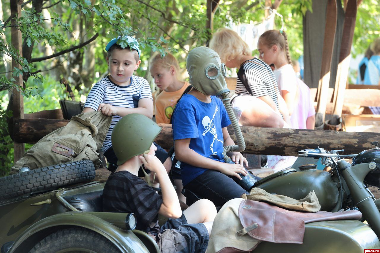 Военно-исторический фестиваль «На рубежах Пскова» начался на стадионе «Электрон»