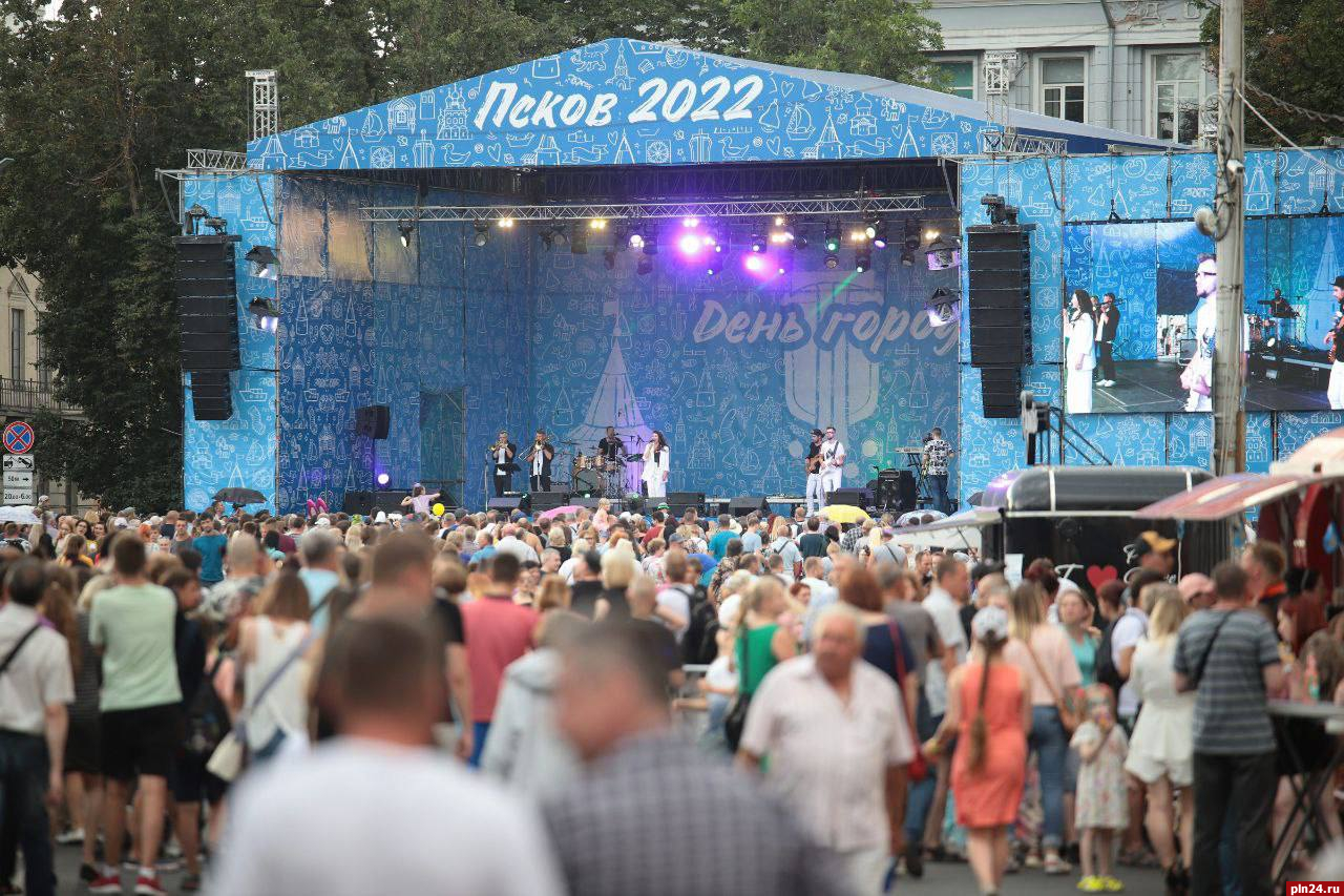 Центральный концерт Дня города проходит на Октябрьской площади в Пскове