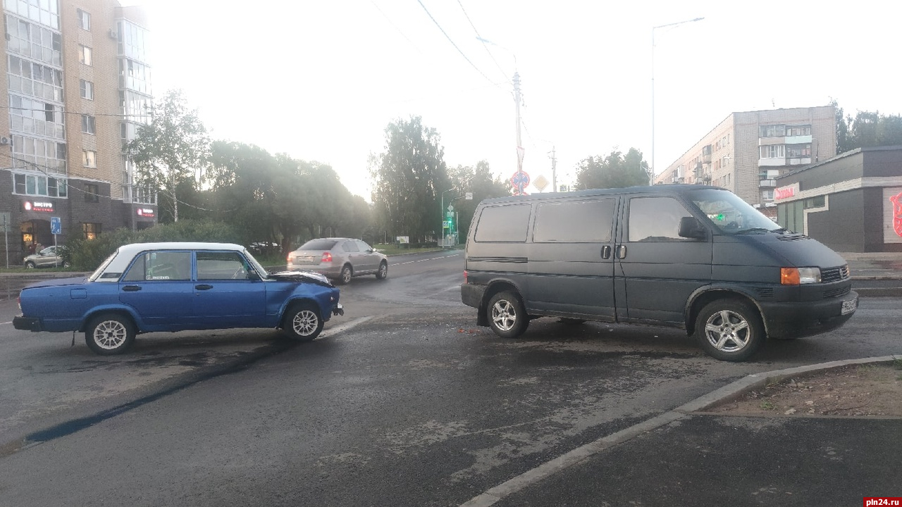 Два автомобиля столкнулись на улице Труда в Пскове