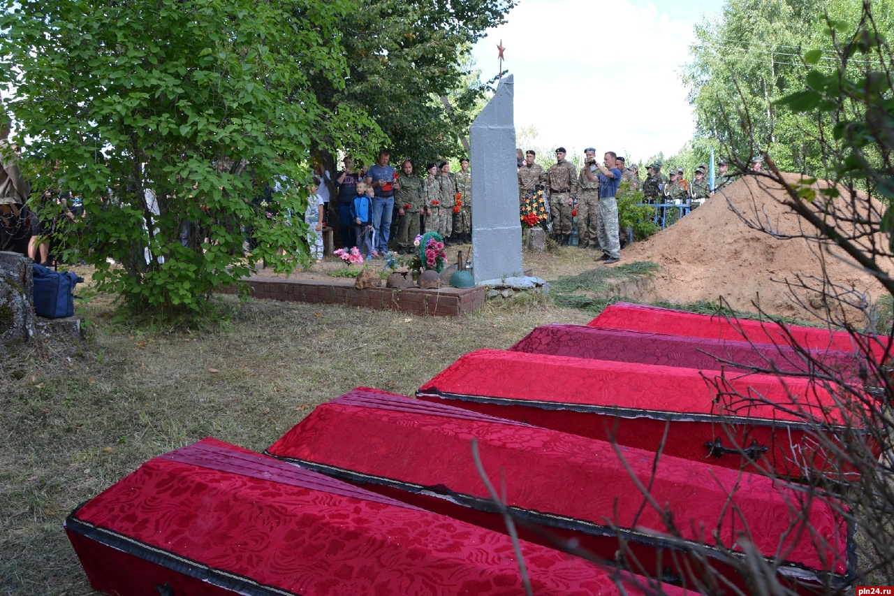 Останки 40 советских красноармейцев захоронили в псковской деревне Подзноево
