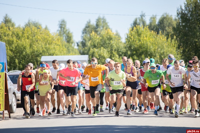 Более 100 легкоатлетов поучаствовали в забеге в Дуброво Псковского района