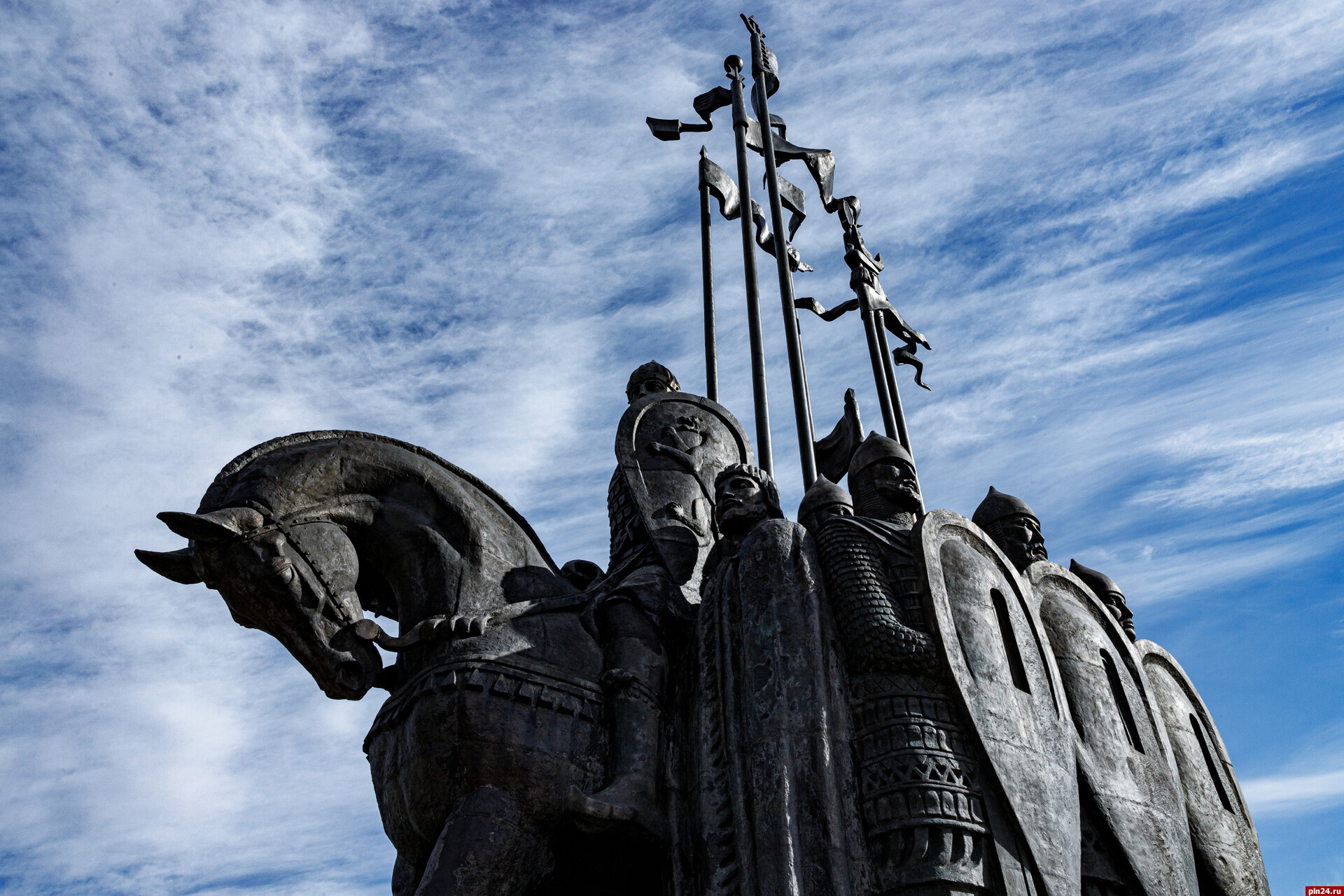 Псков памятник Невскому на Соколихе. Памятник ледовому побоищу в Пскове. Монумент Ледовое побоище в Пскове. Гора Соколиха Псков.