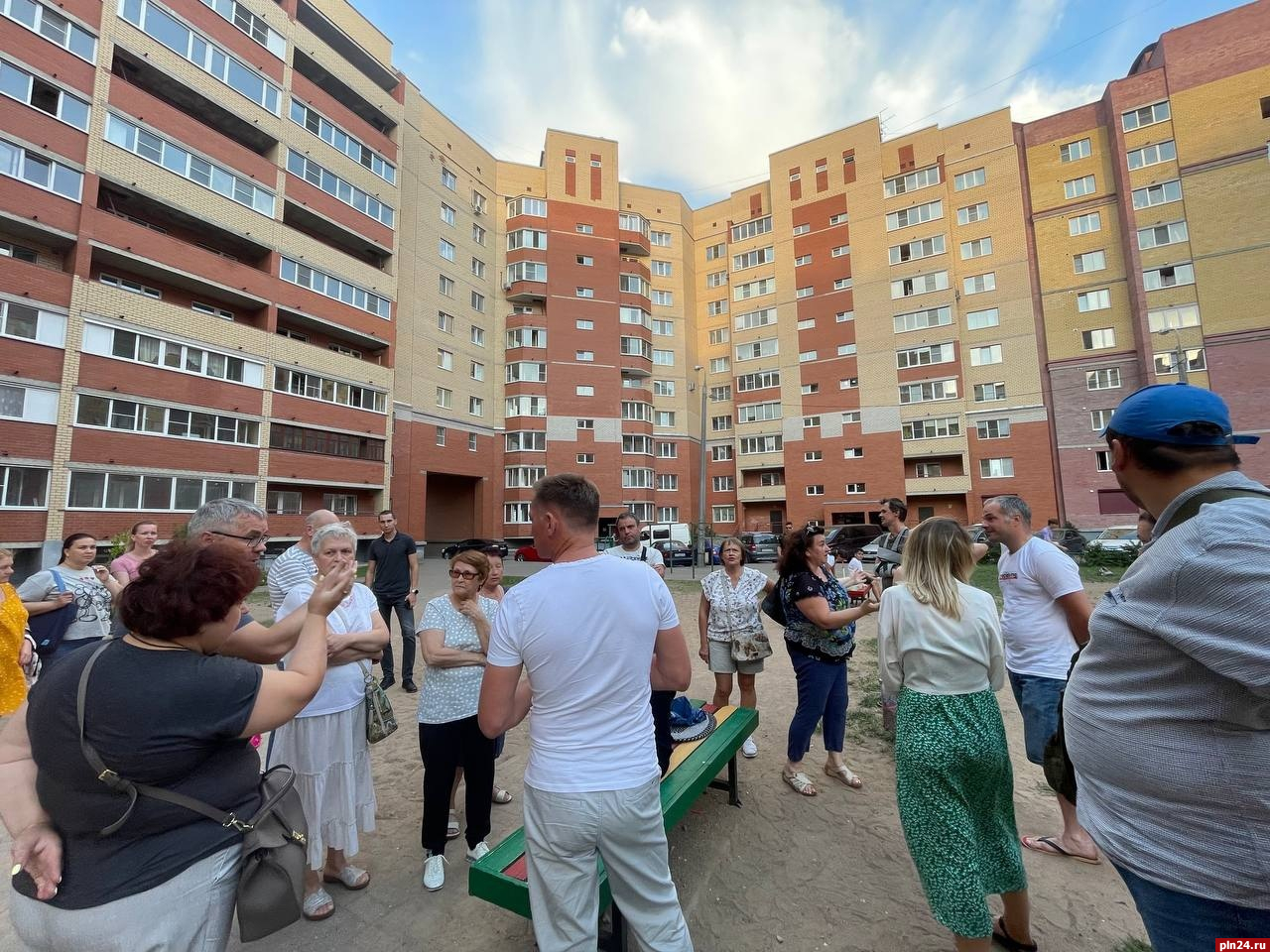 Жители дома на Запсковье показали депутату разрушающуюся стену здания