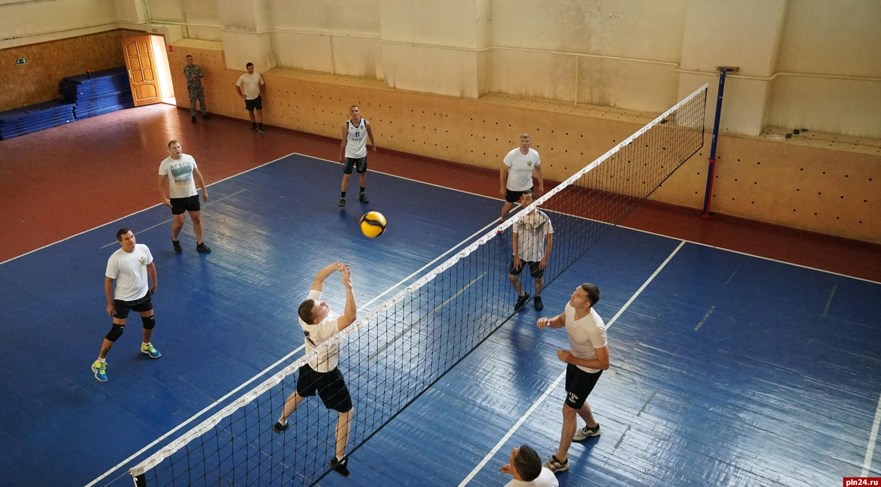 Товарищеский волейбольный матч провели в Пскове приставы и росгвардейцы