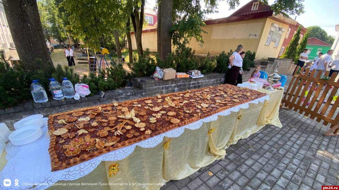 Фотофакт: 30-килограммовый пирог на Дне города в Великих Луках