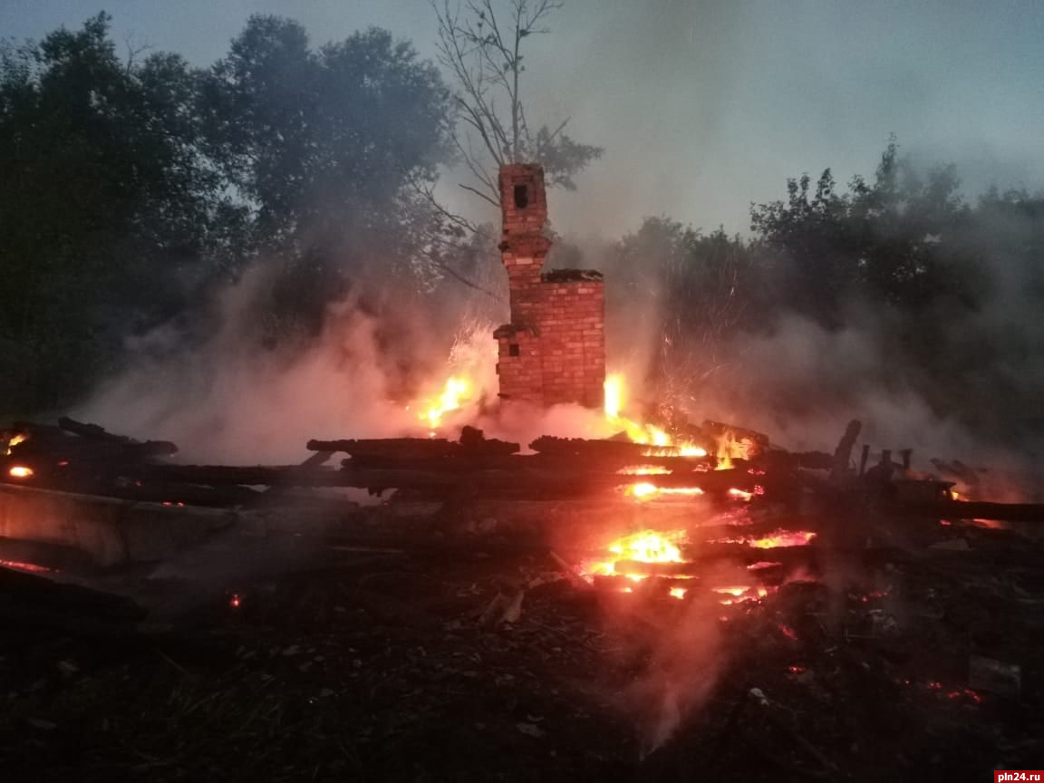 Частный дом сгорел в гдовской деревне Самолве