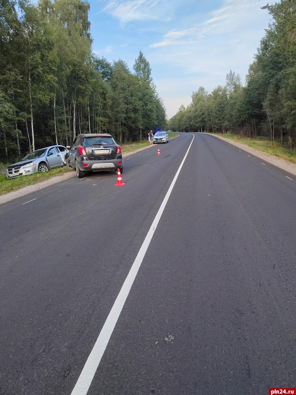 Стоящий на обочине пешеход пострадал от столкновения автомобилей на дороге Новгород - Псков