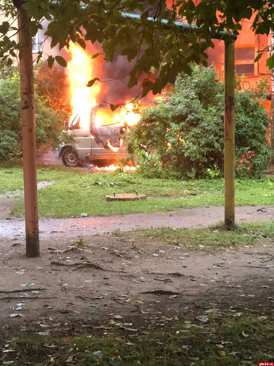 Автомобиль загорелся и взорвался во дворе на Рижском проспекте в Пскове