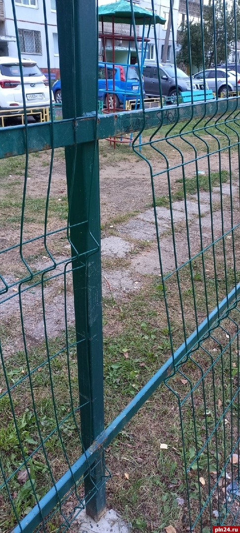 Великолучане жалуются на сломанный забор у футбольной площадки