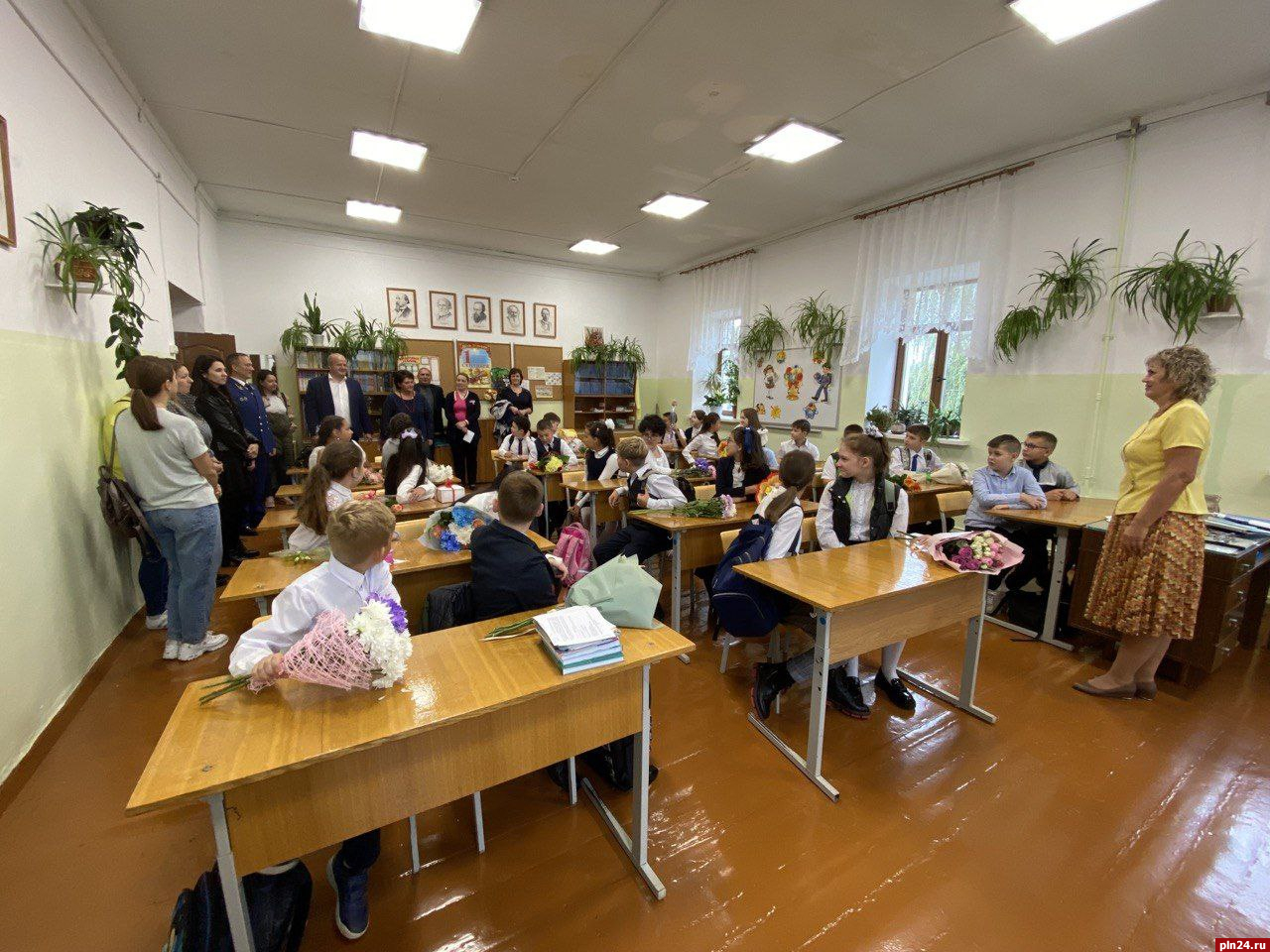 Более трех тысяч первоклассников пришли в школы Пскова 1 сентября
