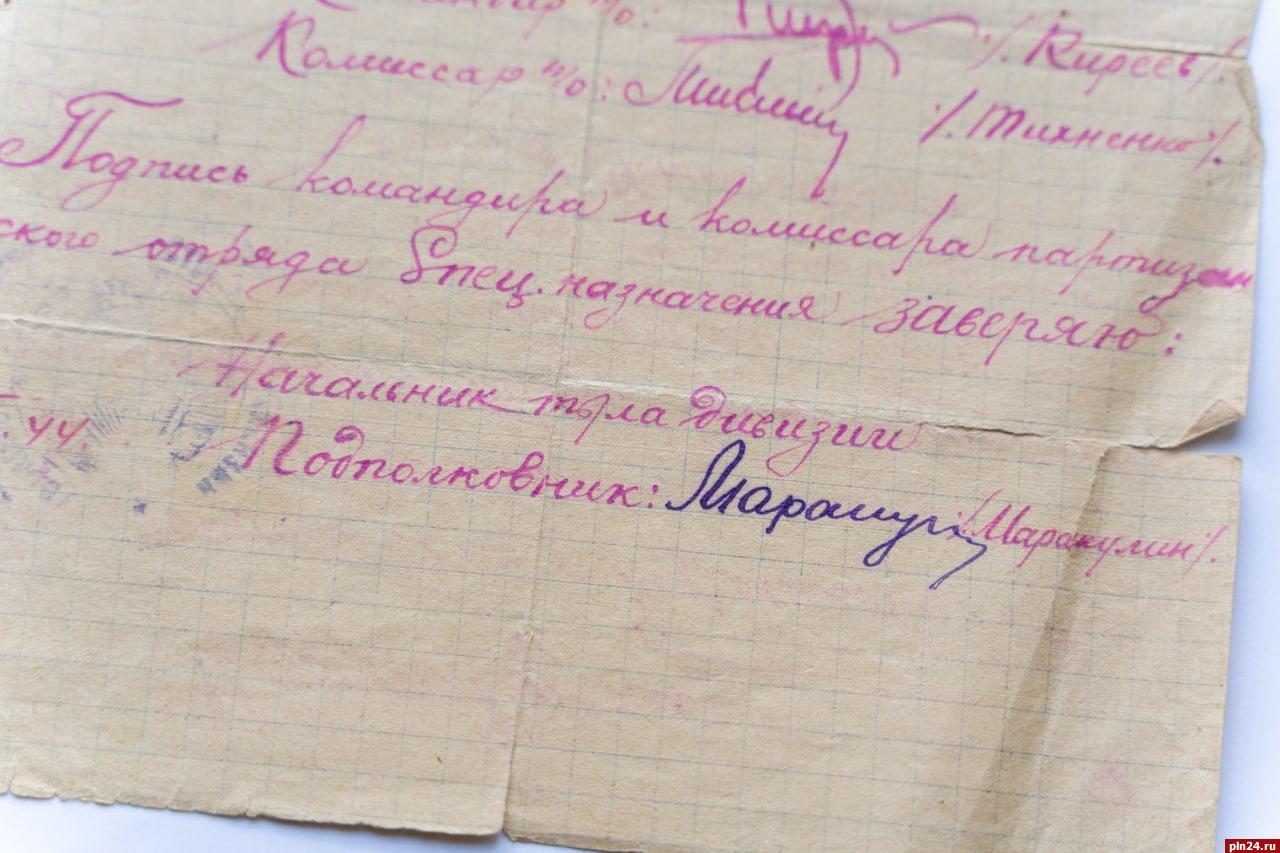 Новосибирец передал Псковскому музею-заповеднику редкий документ о своей матери