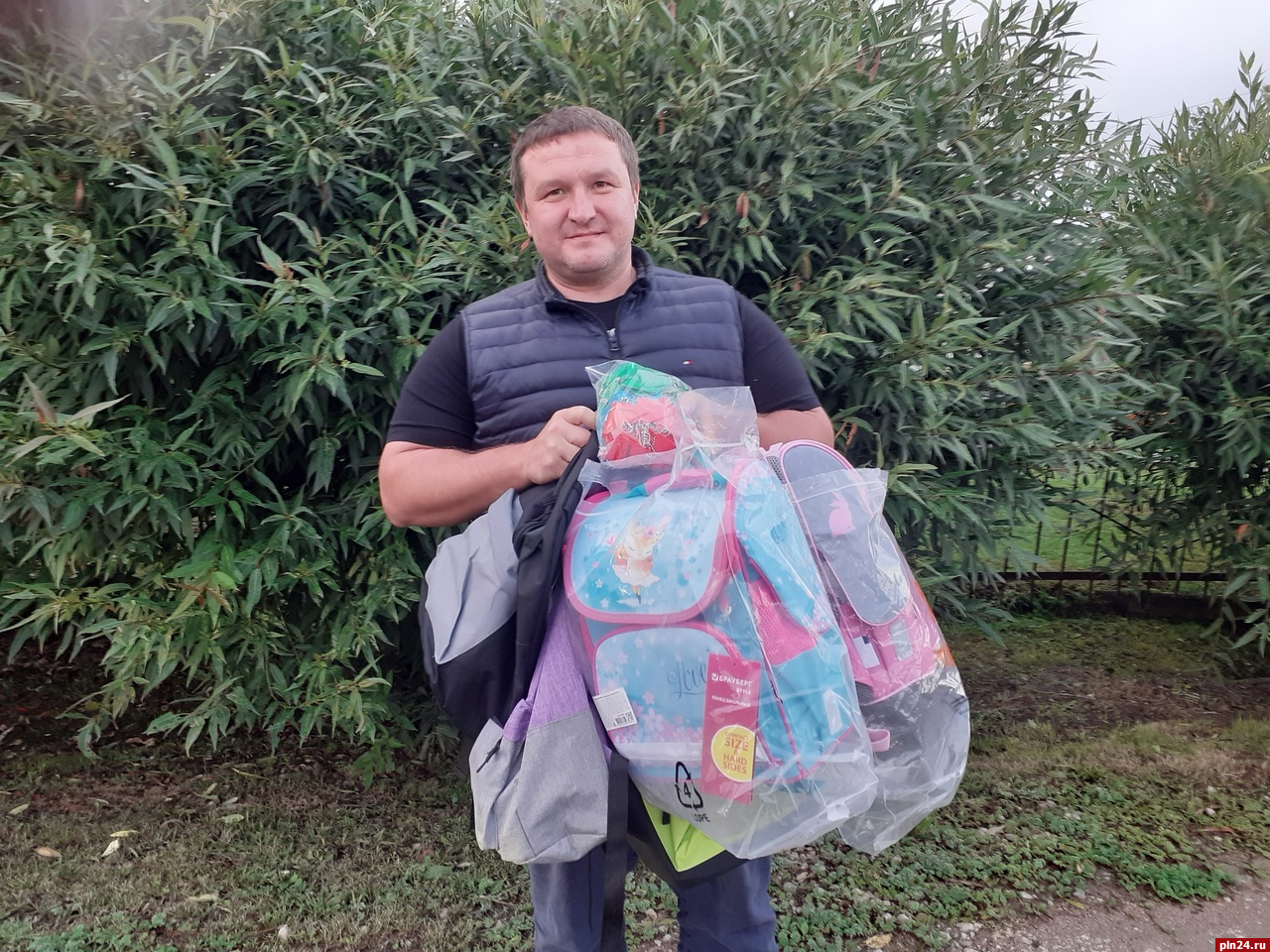Владимир Кузь передал в подарок гдовским школьникам рюкзаки