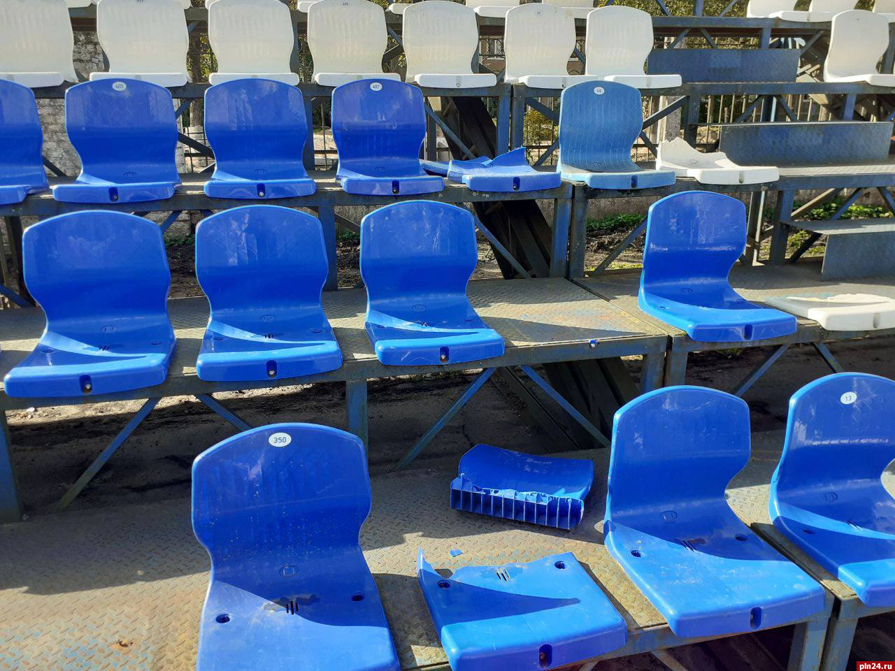 Интерактив: Десятки пластиковых кресел сломали вандалы на стадионе «Локомотив» в Пскове