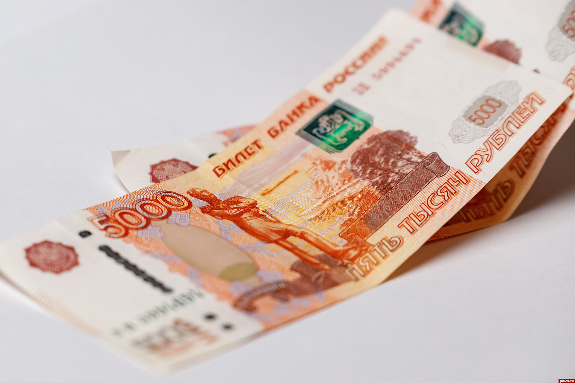 Фальшивую банкноту изъяли из псковского финучреждения