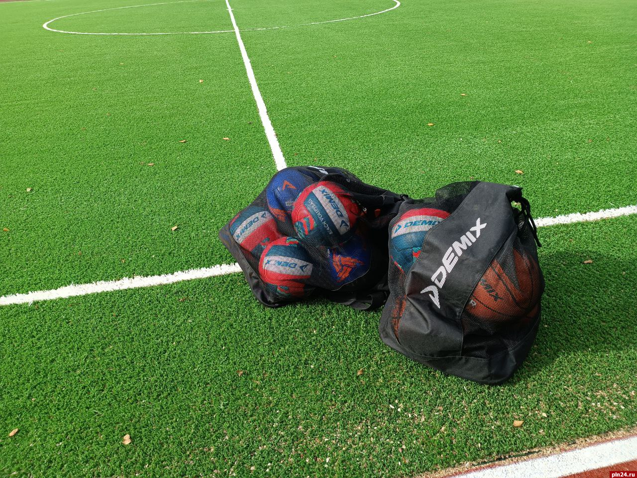 Яммской школе подарили мячи с автографами ФК «Зенит» на открытии нового стадиона