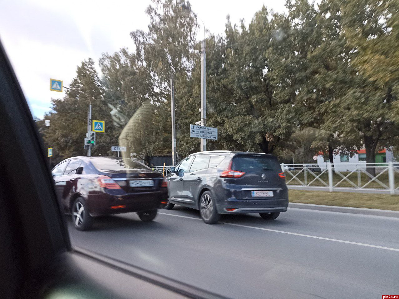 Водитель не может попасть в свой автомобиль на оживленном перекрестке в Пскове