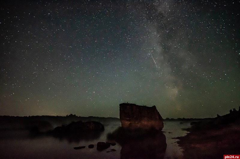 Метеор на фоне Млечного пути сфотографировал псковский астроном-любитель