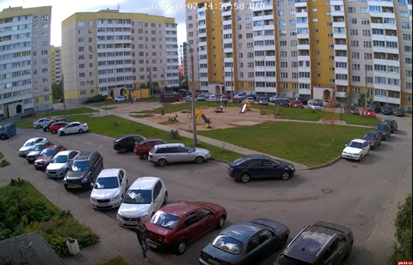 Опубликовано видео падения мужчины из окна дома на улице Юности в Пскове. 18+
