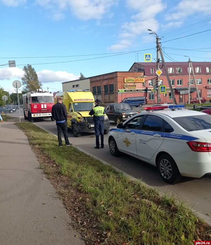 Автомобиль реанимации попал в ДТП в Пскове. ФОТО