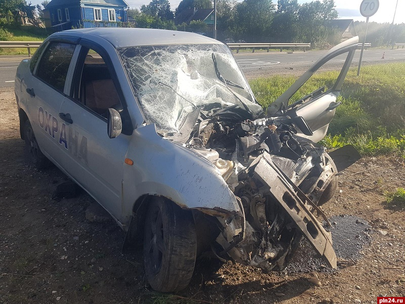 Водитель автомобиля Lada Granta погиб при столкновении с фурой в Псковском районе