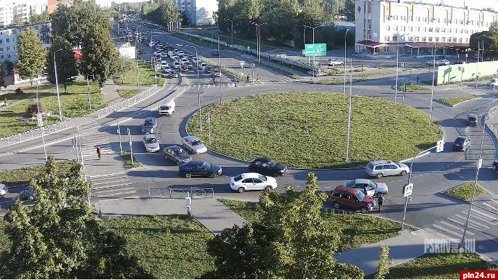 Два автомобиля столкнулись на круговом перекрестке в Пскове