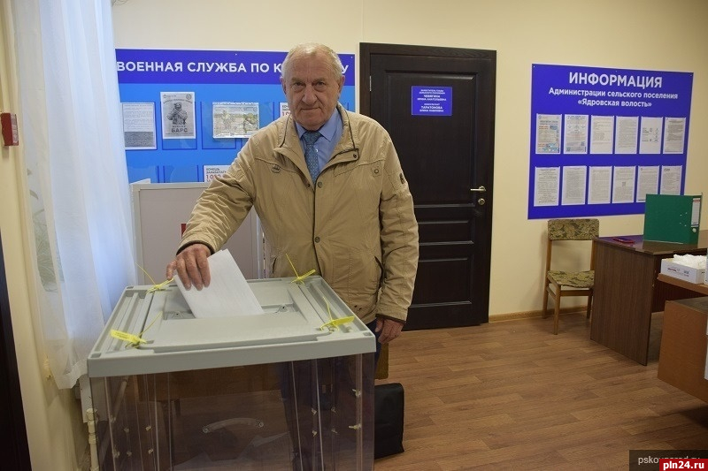 Владимир Воробьев проголосовал на выборах в Псковском районе