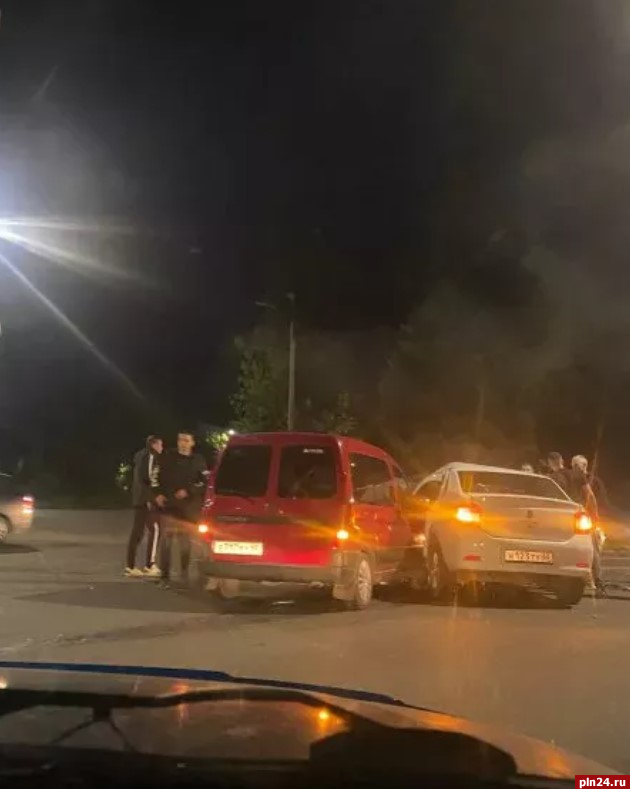 Водитель Renault устроил тройное ДТП и попал в больницу в Пскове