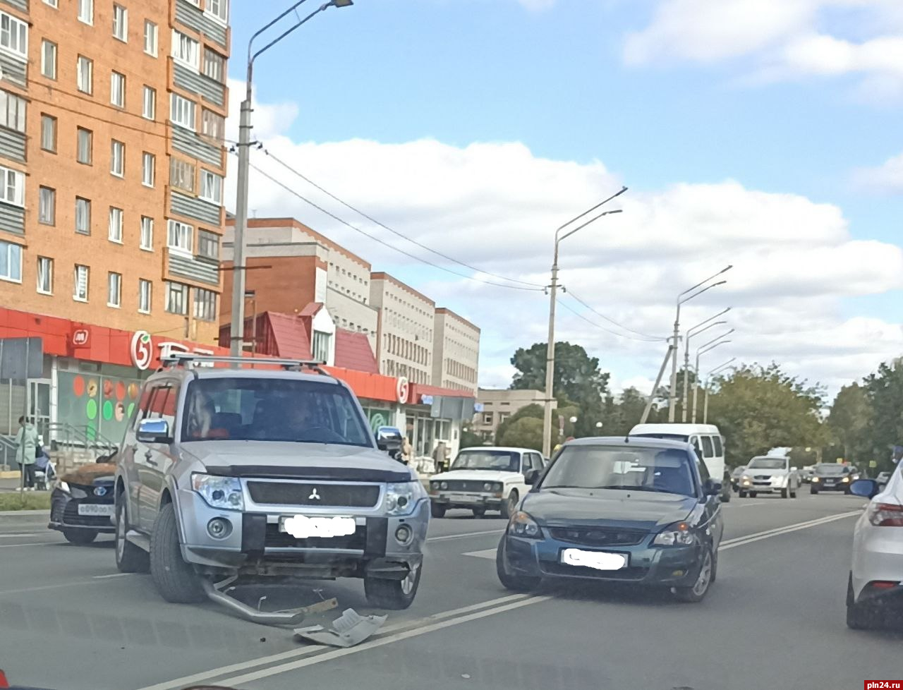 Mitsubishi и Lada Priora столкнулись на улице Коммунальной в Пскове