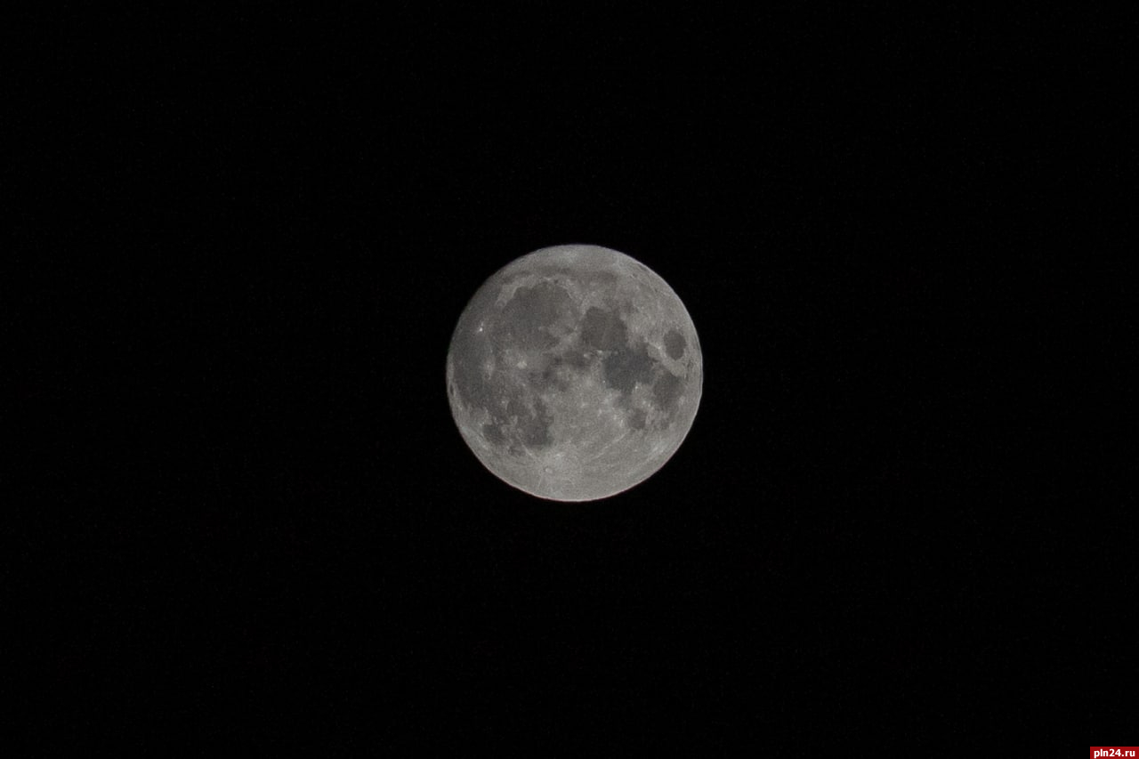 Полная Луна взошла над Псковом. ФОТО