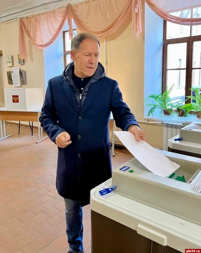 Юрий Сорокин проголосовал на выборах депутатов Псковской гордумы