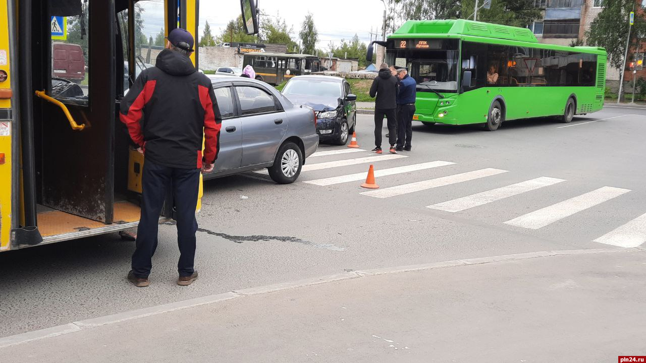 Пассажирский автобус и два автомобиля столкнулись в Пскове. ФОТО