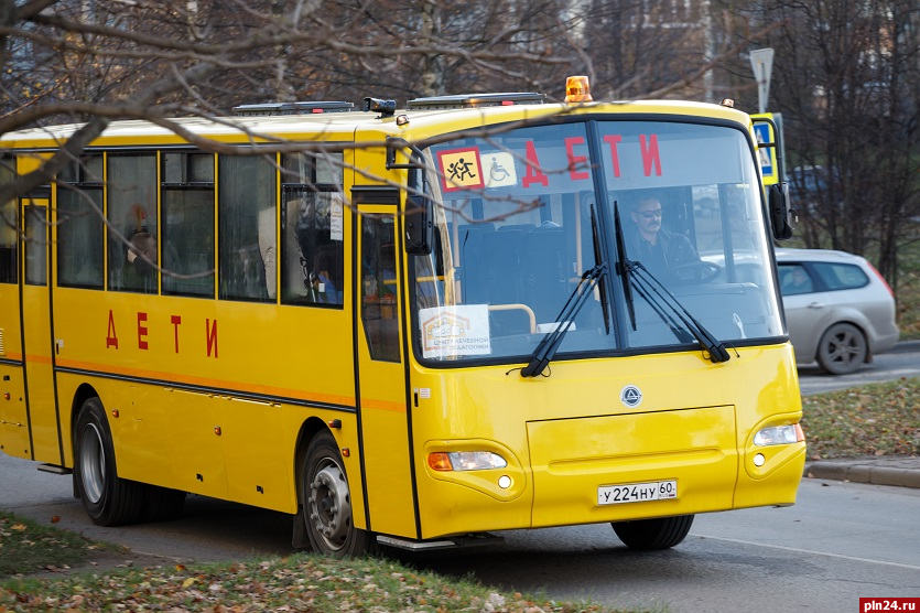 Пять школьных автобусов направят в Псковскую область
