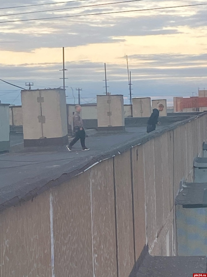 Псковичи жалуются на играющих на крыше детей