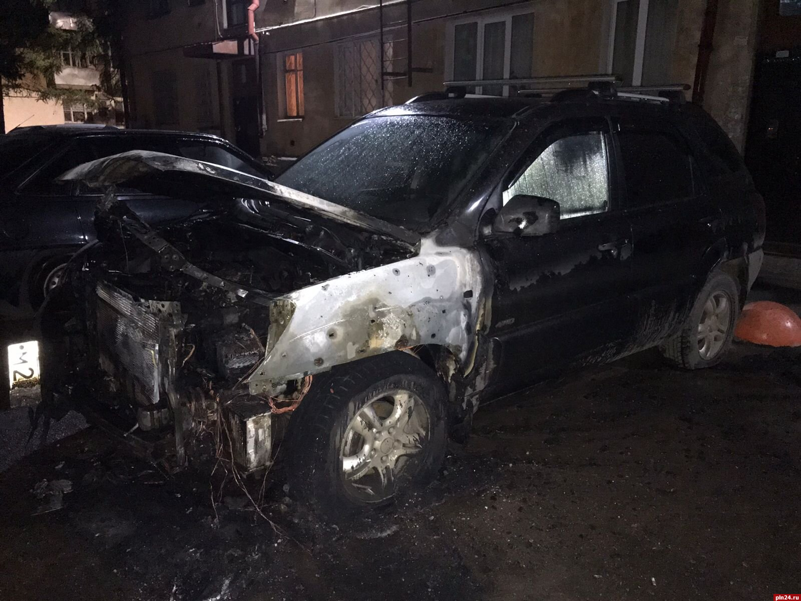 Автомобиль Кia Sportage подожгли в Великих Луках