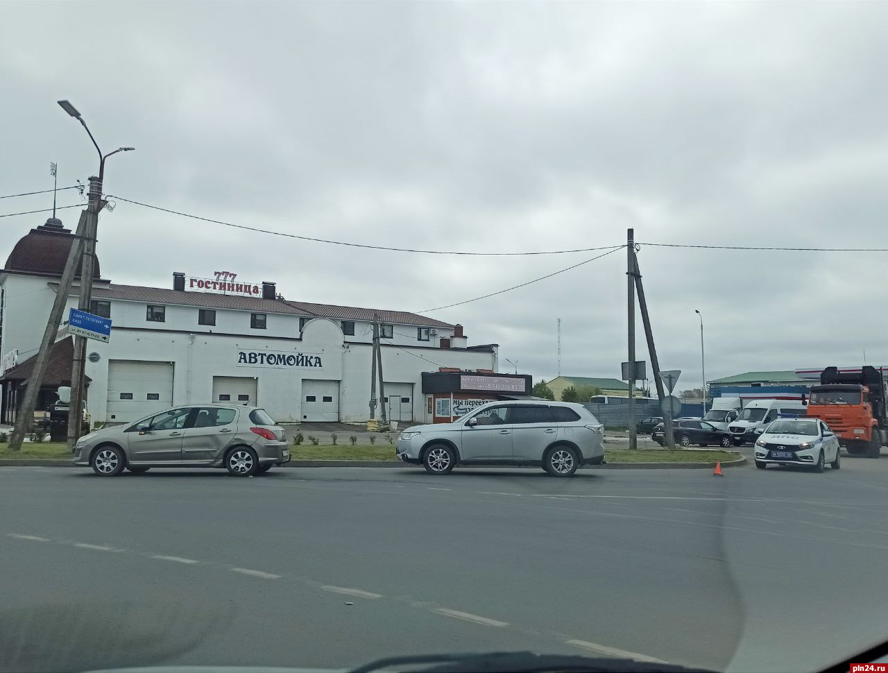Mitsubishi и Peugeot столкнулись на круговом перекрестке на Запсковье