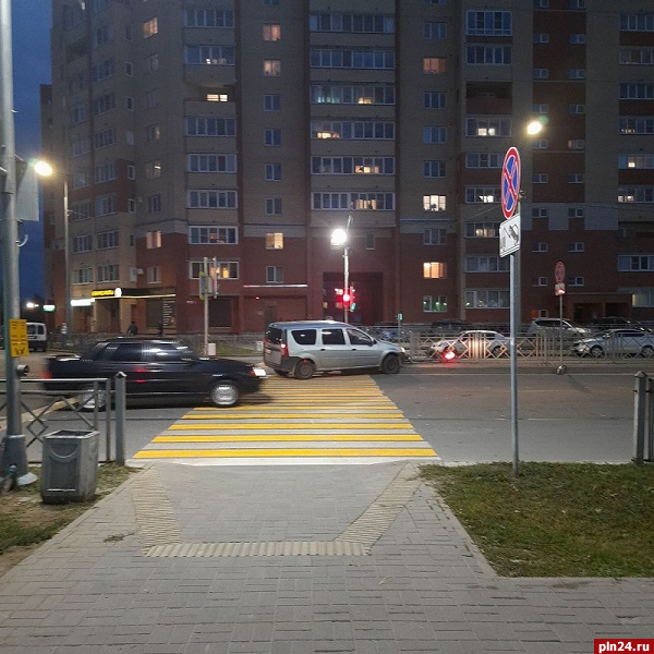 Автомобиль снес светофор на улице Инженерной в Пскове