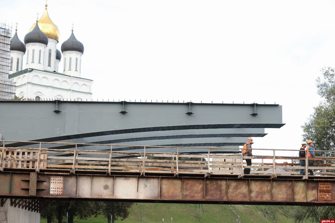 Троицкий мост продолжают собирать в Пскове. ФОТО
