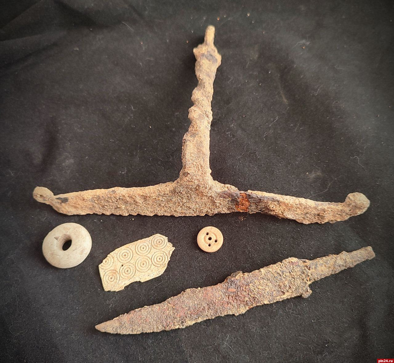 Археологи предложили псковичам опознать найденные в Печорах артефакты