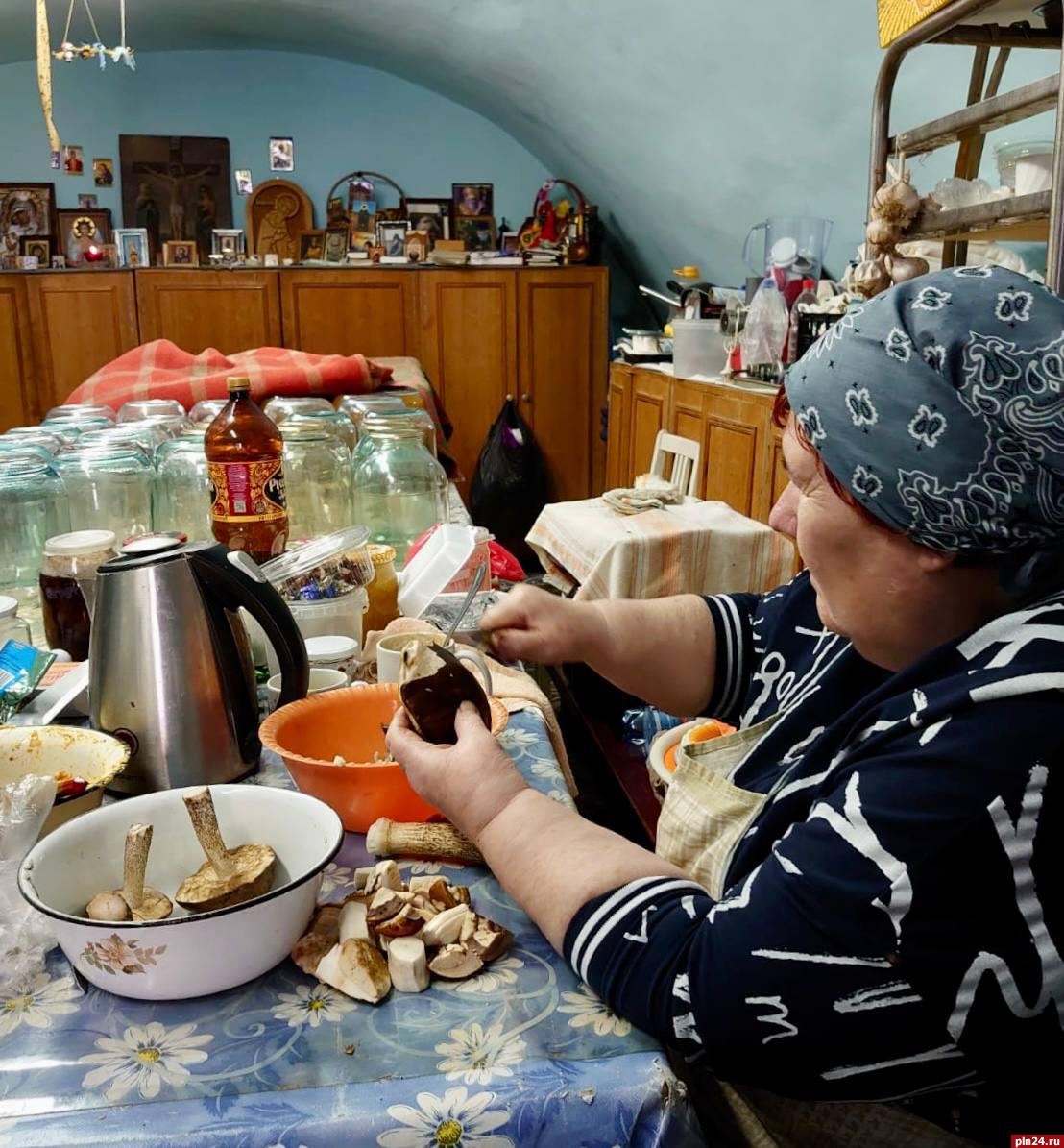 Засолкой грибов занялись в Псково-Печерском монастыре. ФОТО