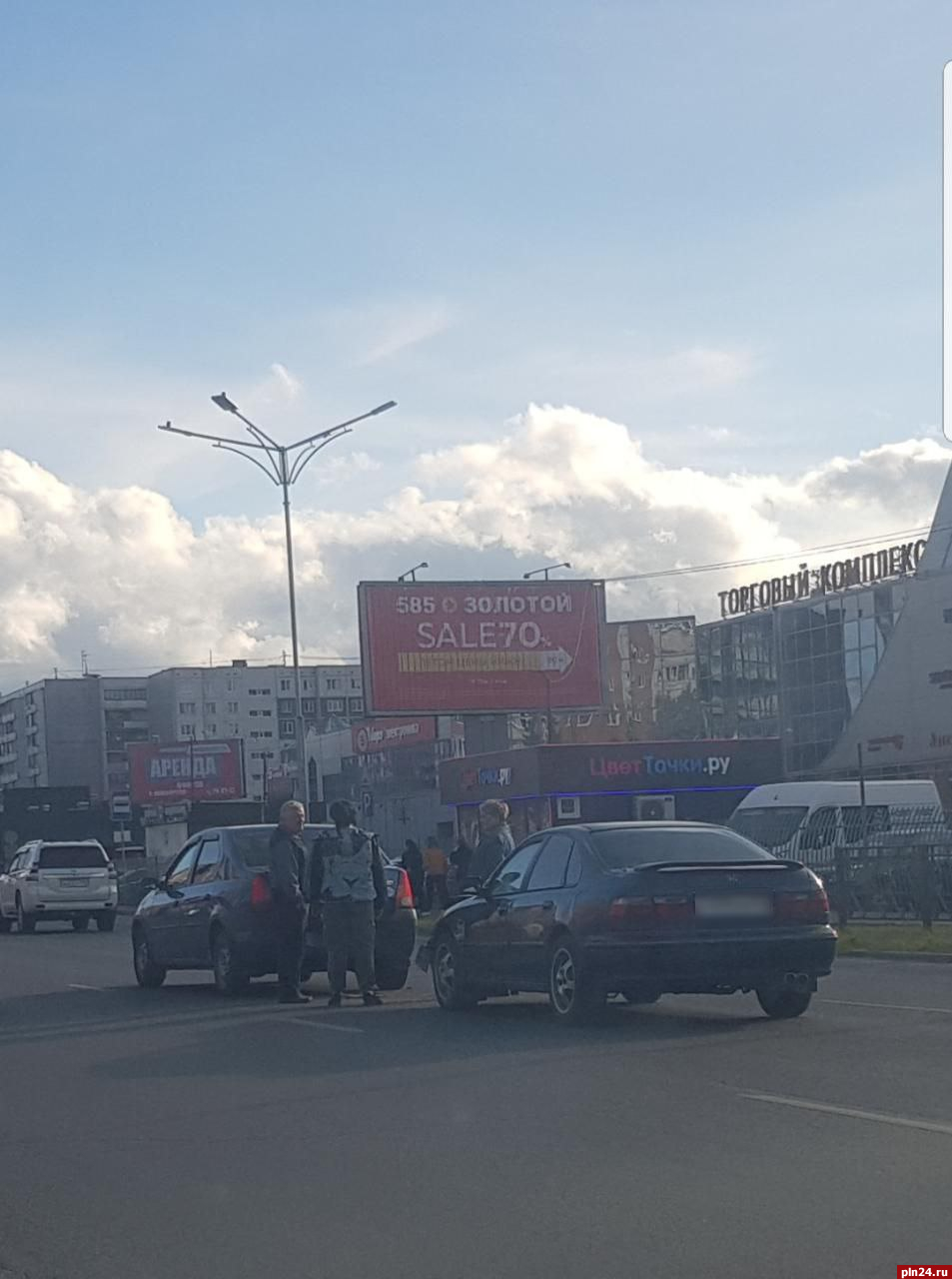 Два автомобиля столкнулись у торгового центра в Пскове