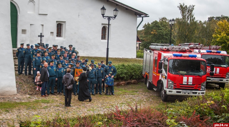 Псковские пожарные приняли участие в молебне в честь образа Божьей Матери «Неопалимая Купина»